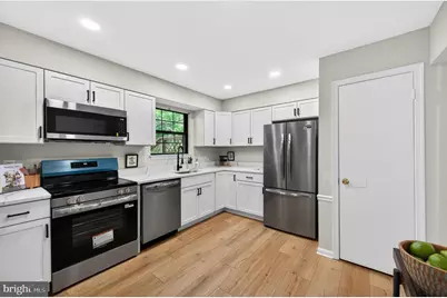 10205 Scarborough Commons Court, Burke, VA 22015 - Photo 12
