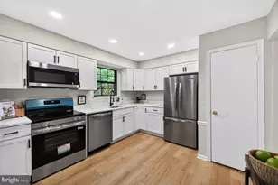 10205 Scarborough Commons Ct, Burke, VA 22015 - Photo 12