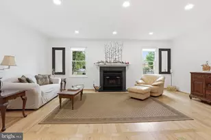 10126 Turnberry Pl, Oakton, VA 22124 - Photo 8