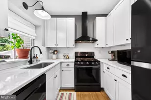 12136 Wedgeway Ct, Fairfax, VA 22033 - Photo 2