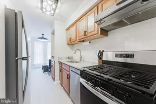 11232 Chestnut Grove Square, Reston, VA 20190 - Photo 4