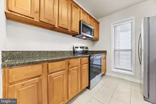 3175 Summit Square Dr, Oakton, VA 22124 - Photo 4