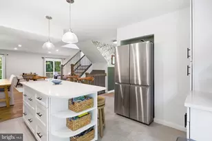 10582 Reed's Landing Cir, Burke, VA 22015 - Photo 4
