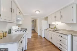 3195 Stonehurst Dr, Fairfax, VA 22031 - Photo 18