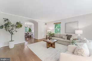 3195 Stonehurst Dr, Fairfax, VA 22031 - Photo 4