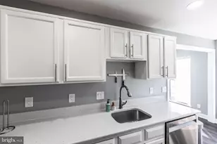 8201 Crossbrook Ct, Lorton, VA 22079 - Photo 4