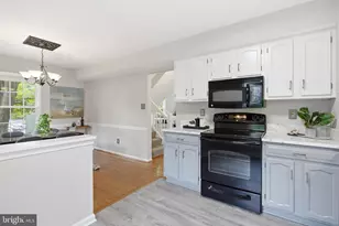 10869 Oak Green Ct, Burke, VA 22015 - Photo 12