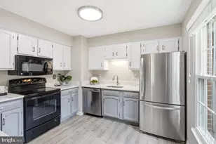 10869 Oak Green Ct, Burke, VA 22015 - Photo 2