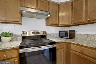 7825 Harrowgate Cir, Springfield, VA 22152 - Photo 10