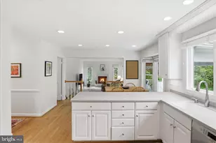 9833 Squaw Valley Dr, Vienna, VA 22182 - Photo 10