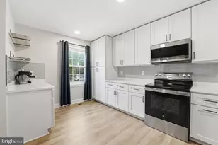5404 Charleston Woods Dr, Fairfax, VA 22032 - Photo 6