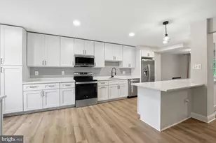 5404 Charleston Woods Dr, Fairfax, VA 22032 - Photo 4