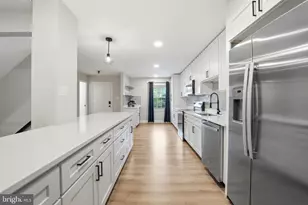 5404 Charleston Woods Dr, Fairfax, VA 22032 - Photo 12
