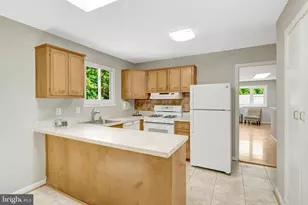 8712 Piccadilly Pl, Springfield, VA 22151 - Photo 10