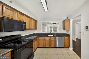 3179 Summit Square Dr, Oakton, VA 22124 - Photo 16