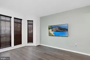 14647 Seasons Dr, Centreville, VA 20120 - Photo 2