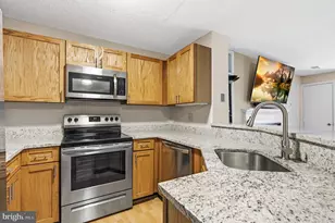 11705 Summerchase Cir, Reston, VA 20194 - Photo 8