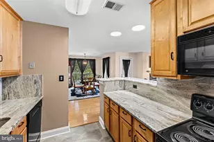 3175 Summit Square Dr, Oakton, VA 22124 - Photo 18