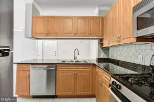 12120 Garden Ridge Ln, Fairfax, VA 22030 - Photo 2