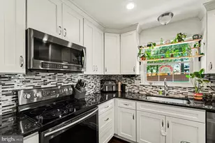8019 Oak Bridge Ln, Fairfax Station, VA 22039 - Photo 10