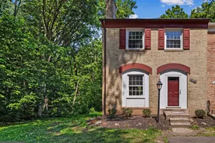 14841 Maidstone Ct, Centreville, VA 20120 - Photo 2