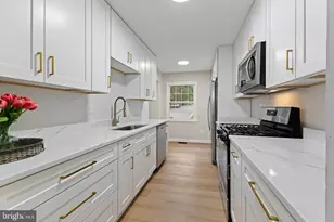 14841 Maidstone Ct, Centreville, VA 20120 - Photo 2