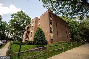 3318 Woodburn Village Dr, Annandale, VA 22003 - Photo 4