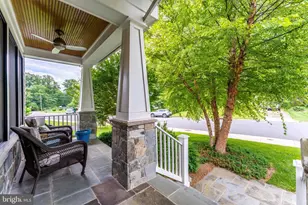 916 Desale St SW, Vienna, VA 22180 - Photo 2