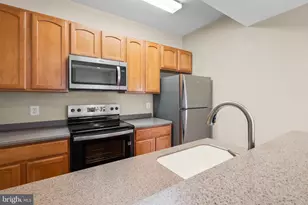 12151 Penderview Ln, Fairfax, VA 22033 - Photo 8
