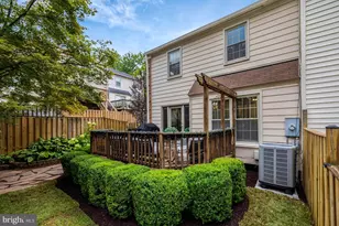 5720 Crownleigh Ct, Burke, VA 22015 - Photo 6