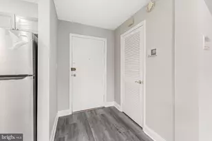 6718 W Wakefield Dr, Alexandria, VA 22307 - Photo 2