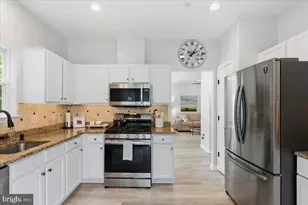 4127 Fountainside Ln, Fairfax, VA 22030 - Photo 6