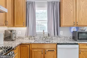 9626 Eaton Woods Pl, Lorton, VA 22079 - Photo 12