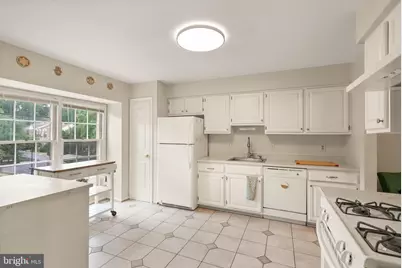7877 Hampton Village Pass, Annandale, VA 22003 - Photo 6