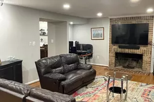 9025 Streamview Ln, Vienna, VA 22182 - Photo 8