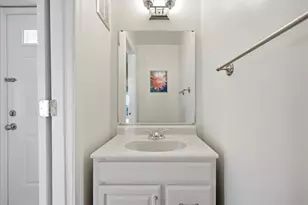 6146 Strasburg Dr, Centreville, VA 20121 - Photo 10