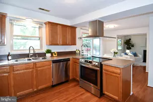 13985 Cabells Mill Dr, Centreville, VA 20120 - Photo 2
