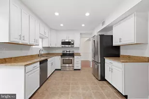 1300 Bayshire Ln, Herndon, VA 20170 - Photo 4