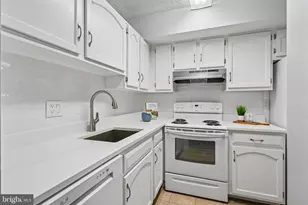 5758 Village Green Dr, Alexandria, VA 22309 - Photo 8
