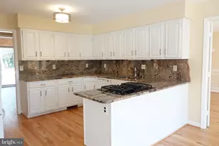 10295 Dunn Meadow Rd, Vienna, VA 22182 - Photo 12
