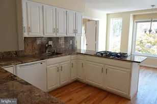 10295 Dunn Meadow Rd, Vienna, VA 22182 - Photo 10