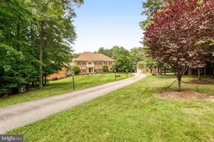 8261 Roseland Dr, Fairfax Station, VA 22039 - Photo 6