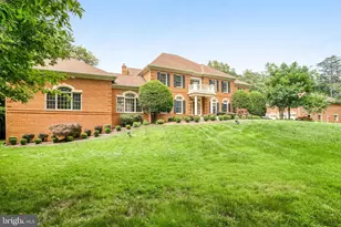 8261 Roseland Dr, Fairfax Station, VA 22039 - Photo 4