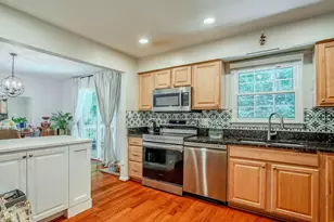 5908 Roberts Common Ct, Burke, VA 22015 - Photo 6