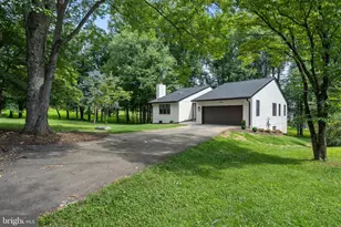 10514 Brevity Dr, Great Falls, VA 22066 - Photo 2