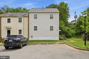 5526 Hollins Ln, Burke, VA 22015 - Photo 4