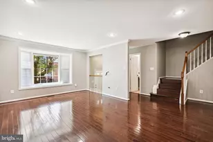 10150 Village Knolls Ct, Oakton, VA 22124 - Photo 2