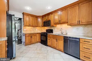 10150 Village Knolls Ct, Oakton, VA 22124 - Photo 4