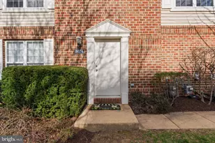 8074 Nicosh Cir Ln, Falls Church, VA 22042 - Photo 4