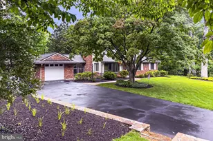 7614 Woodridge Cir, Alexandria, VA 22308 - Photo 2